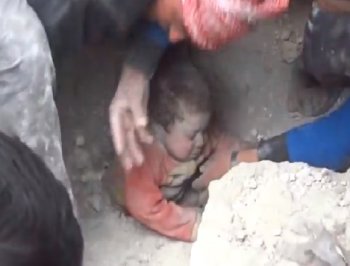 بالفيديو إنقاذ طفلة سورية من تحت الأنقاض في حلب