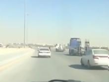 بالفيديو سعودي يغامر بحياته لملامسة الأرض من نافذة سيارة
