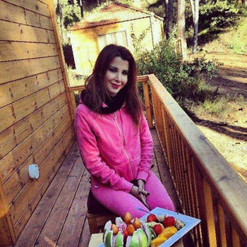 صورة نانسي عجرم وهي تتناول طعام الافطار في منزلها