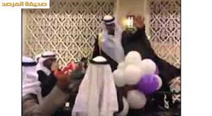 بالفيديو عريس كويتي يزفه اصدقاؤه على الحنطور