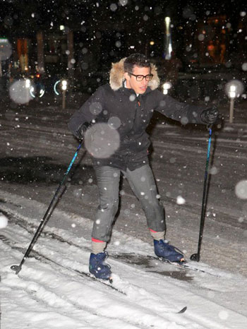 صور النجم آندى سامبرج وهي يتزلج على الثلج في مانهاتن