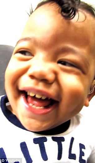 طفل يسمع لأول مرة فى حياته , شاهد ردة فعله - فيديو