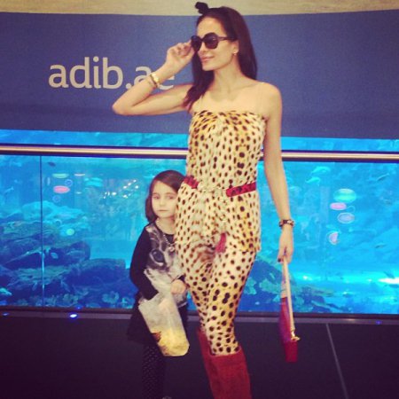 صور دومينيك حوراني مع ابنتها في مركز دبي للتسوق بملابس غريبة 2014