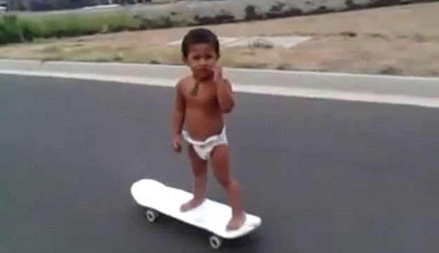 بالفيديو طفل رضيع يتزلج على لوح خشبي في الشوارع 2014