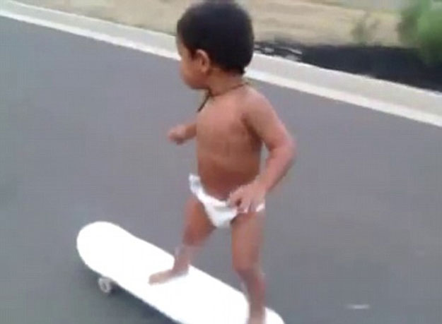بالفيديو طفل رضيع يتزلج على لوح خشبي في الشوارع 2014