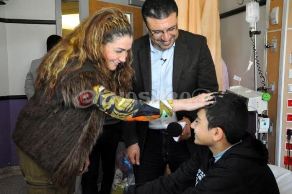 بالصور غادة عبد الرازق تزور مستشفى سرطان الاطفال بمصر مع الاعلامي عمرو الليثي