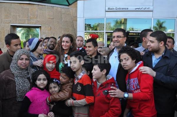 بالصور غادة عبد الرازق تزور مستشفى سرطان الاطفال بمصر مع الاعلامي عمرو الليثي