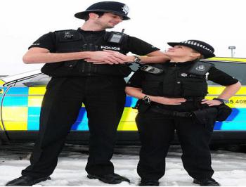 صورة إيلي ميرفي أقصر شرطية في بريطانيا
