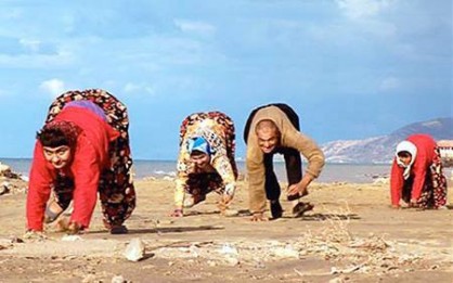 بالفيديو , قبيلة تركية لا يستطيع أي شخص فيهم المشي على قدميه - يوتيوب