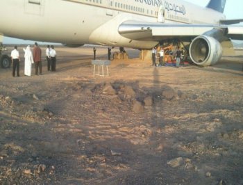 بالصور طائرة سعودية تعلق بالتراب في مطار الكويت