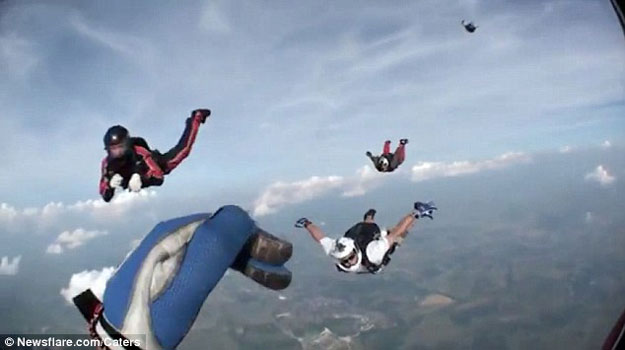بالصور والفيديو .. رجل ينجو بعد سقوطه من ارتفاع 12 ألف قدم فى السماء