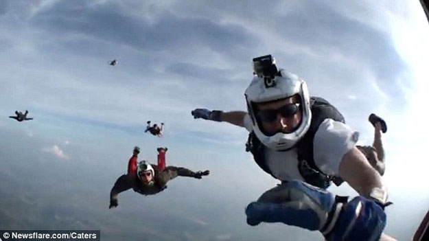بالصور والفيديو .. رجل ينجو بعد سقوطه من ارتفاع 12 ألف قدم فى السماء