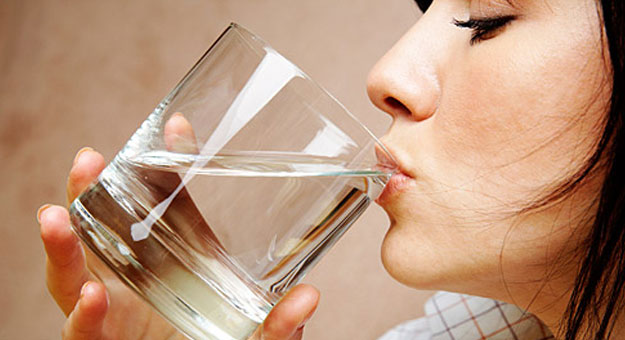 شرب الماء بكثرة يحمى العظام ويسهل عملية الهضم ويكافح الضغط النفسى