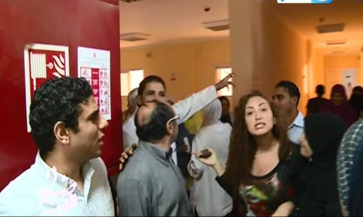 بالفيديو .. الاعتداء علي ريهام سعيد وطاقم التصوير داخل مستشفي حكومي بسبب عينة دم