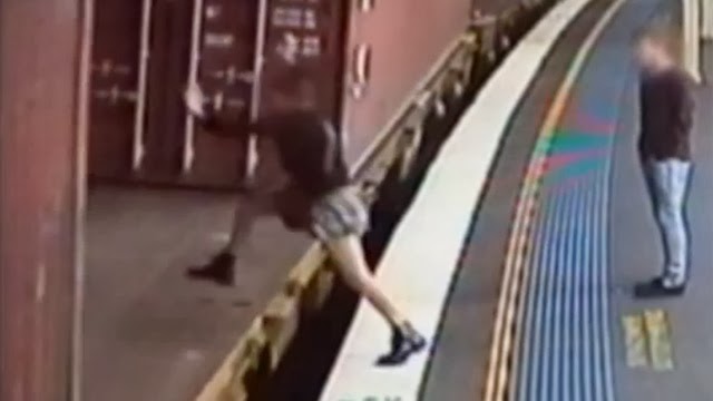 بالفيديو .. امرأة تقع تحت قطار سائر ولا تصاب بأذى