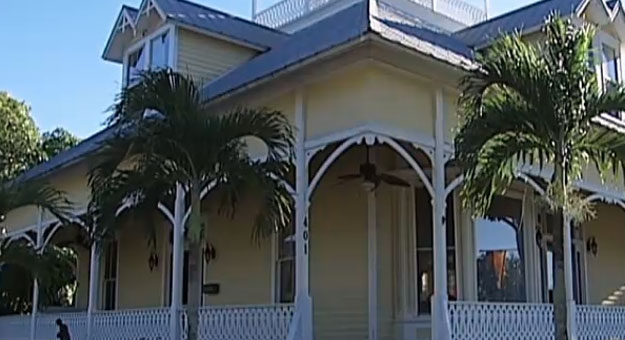 بالفيديو عائلة أمريكية تعرض منزلها المسكون بالعفاريت للبيع