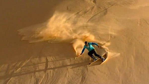 بالفيديو بطل العالم للتزلج ينافس سعوديين على الرمال