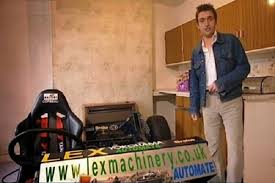 بالفيديو شاب بريطاني صنع سيارة في المطبخ , شاهد كيف اخرجها