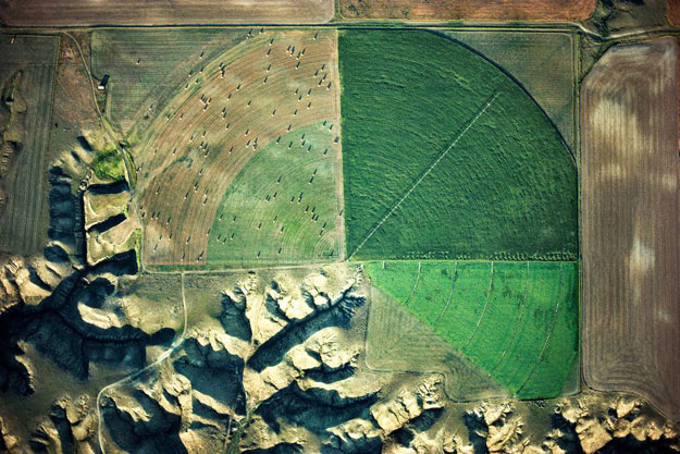 صور فوتوغرافية للمصور أليكس ماكلين ملتقطة من الاعلى لسطح الارض