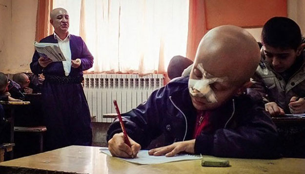 بالصور معلم ايراني وطلابه يحلقون شعرهم تضامنا مع زميلهم المريض