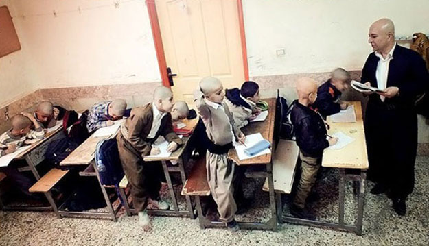 بالصور معلم ايراني وطلابه يحلقون شعرهم تضامنا مع زميلهم المريض