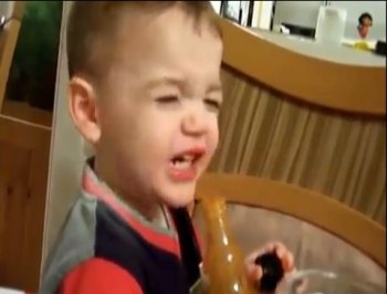 بالفيديو شاهد ردة الأطفال على تناول البهارات الحارة لأول مرة