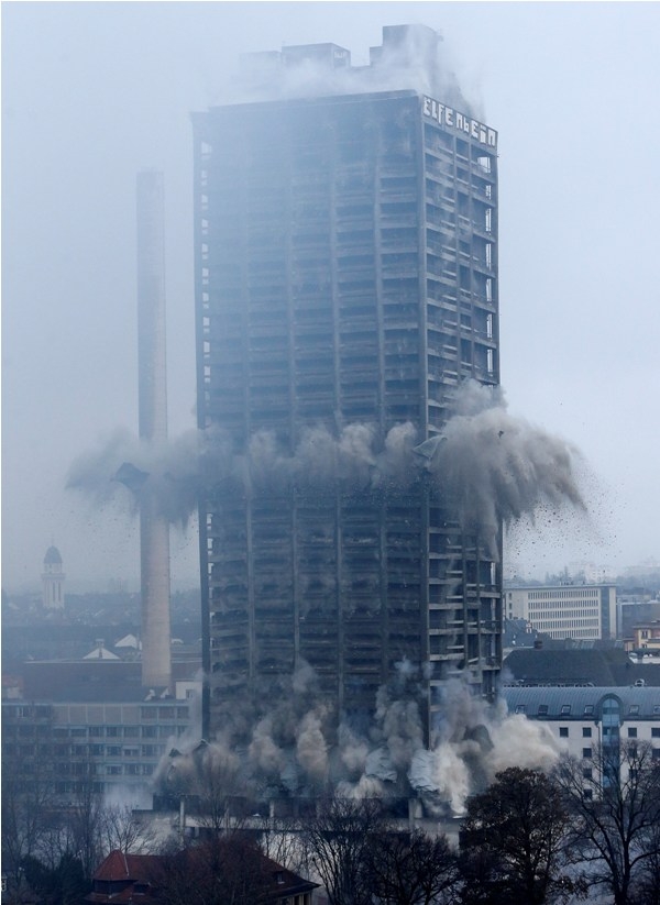 صور هدم برج جامعة في فرانكفورت 2014