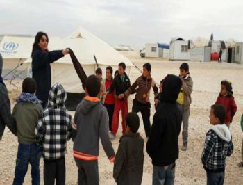 صورة سيرين عبد النور وهي تلعب مع أطفال مخيم الزعتري