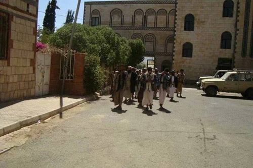 أخبار اليمن .. الحوثيون يستعرضون منزل الشيخ الأحمر بعد السيطرة عليه ودخوله