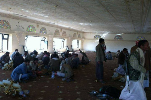 أخبار اليمن .. الحوثيون يستعرضون منزل الشيخ الأحمر بعد السيطرة عليه ودخوله