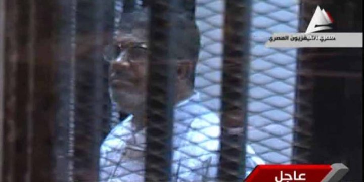 بالفيديو لحظة وصول مرسي إلى الأكاديمية لمحاكمته