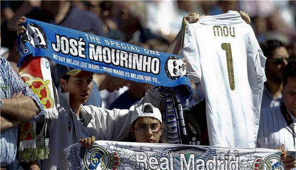 صور وداع جمهور ريال مدريد للمدرب مورينيو