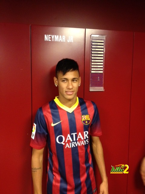 صور ادريانو يستقبل اللاعب نيمار في برشلونة