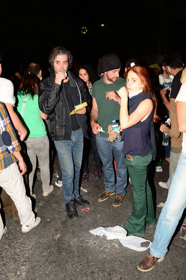 صور مشاهير الفن الاتراك مع المتظاهرين ضد اردوغان