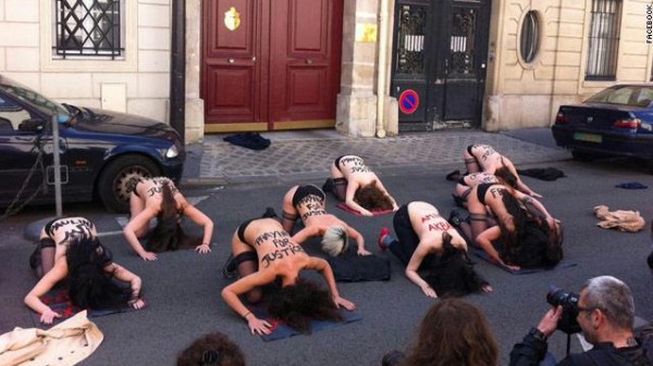 صور ناشطات فيمن يسجدن عاريات أمام السفارة التونسية في باريس