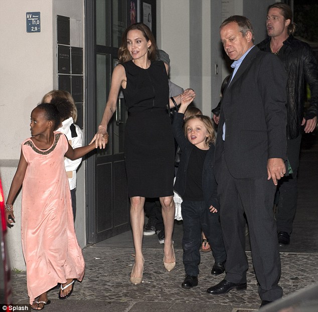 صور انجلينا جولي وبراد بيت مع اولادهم
