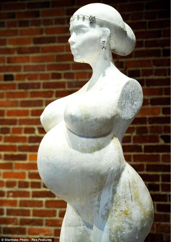 صور تمثال كيم كارداشيان وهي حامل وعارية بيد النحات دانييل إدواردز