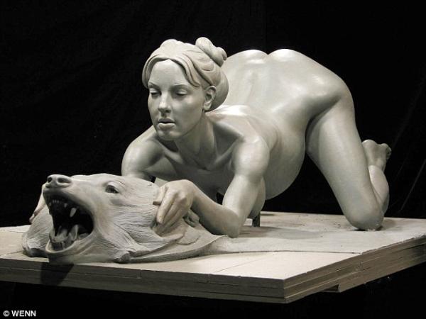 صور تمثال كيم كارداشيان وهي حامل وعارية بيد النحات دانييل إدواردز