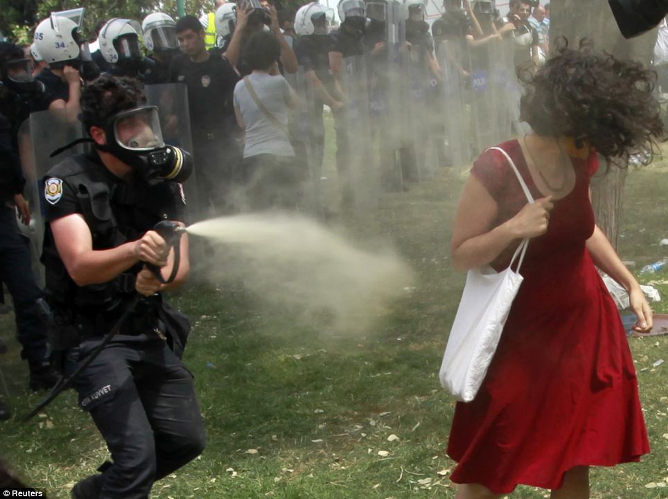 صور ذات الفستان الأحمر في احتجاجات تركيا