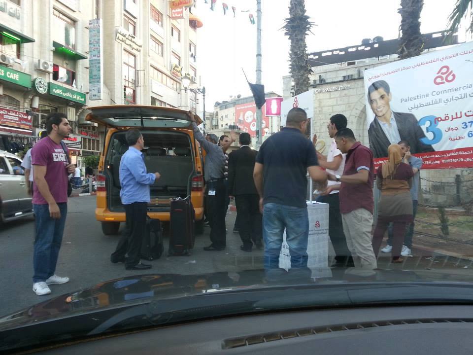 صور من التصويت المجاني في مدينة رام الله للمشترك محمد عساف