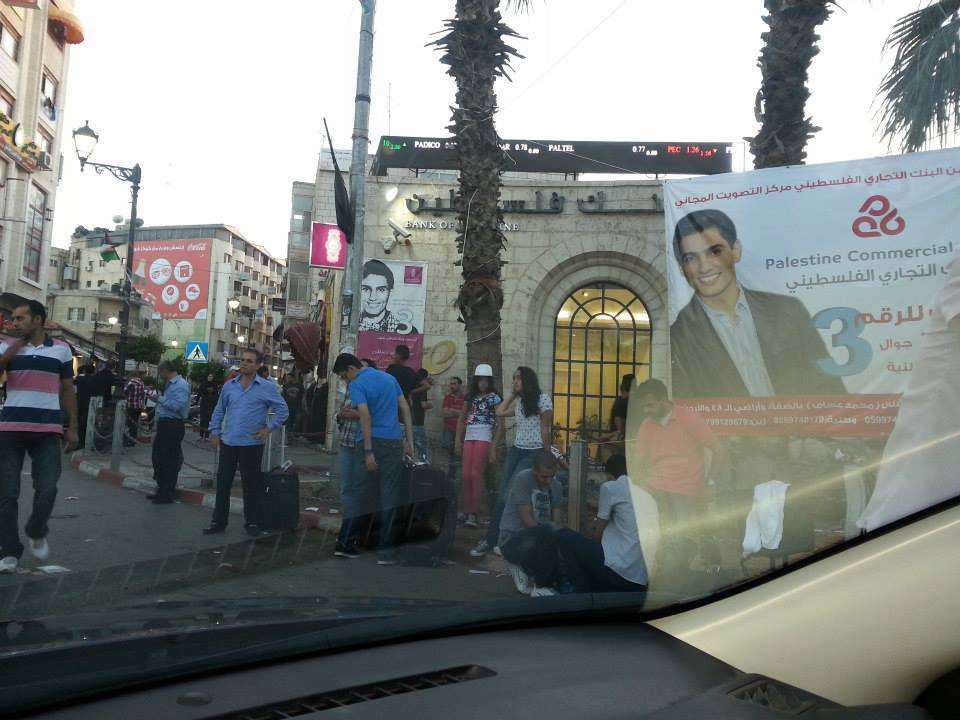 صور من التصويت المجاني في مدينة رام الله للمشترك محمد عساف