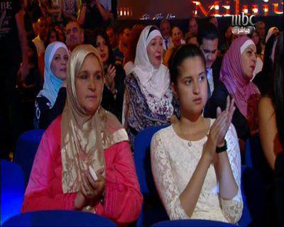 صور اخت سلمى و امها بين الجمهور في الحلقة 23 من برنامج عرب ايدول 2
