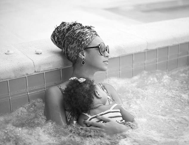 صور بيونسيه وابنتها يستجمان في حمام سباحة ساخن