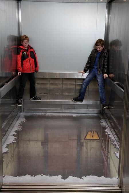 صور مصعد غريب بأرضية شفافة