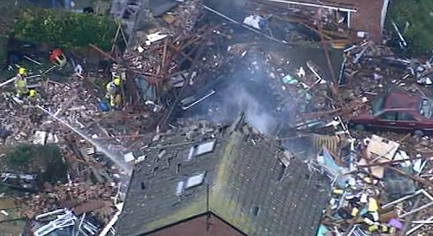 بالفيديو انفجار أنبوب غاز في بريطانيا , حطم منزلين