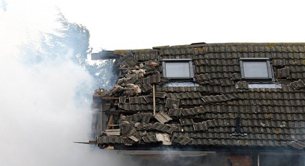 بالفيديو انفجار أنبوب غاز في بريطانيا , حطم منزلين