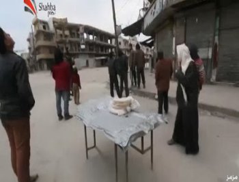 شاهد بالفيديو فرحة أهالي حلب لعدم انفجار أحد البراميل المتفجرة