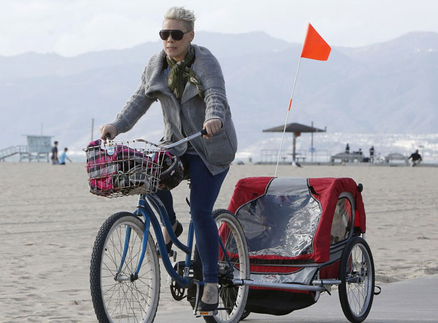 صور بينك وهي تقود دراجتها الهوائية في كاليفورنيا