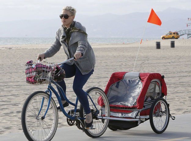 صور بينك وهي تقود دراجتها الهوائية في كاليفورنيا