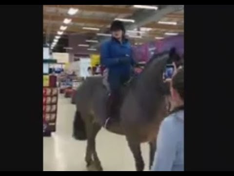 بالفيديو .. فتاة بريطانية تتسوق على ظهر حصان